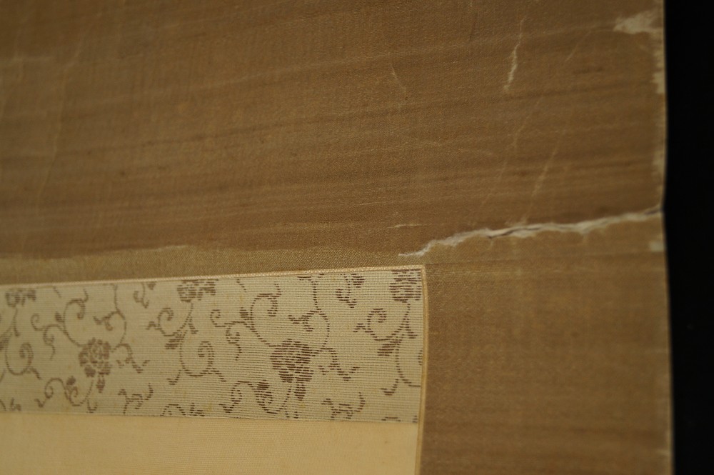 Kakemono Sinnende Dame Montierungsdetail der Stoffeinfassung