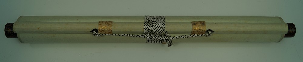 Hina Puppen mit Gedicht Kakemono zusammengerollt