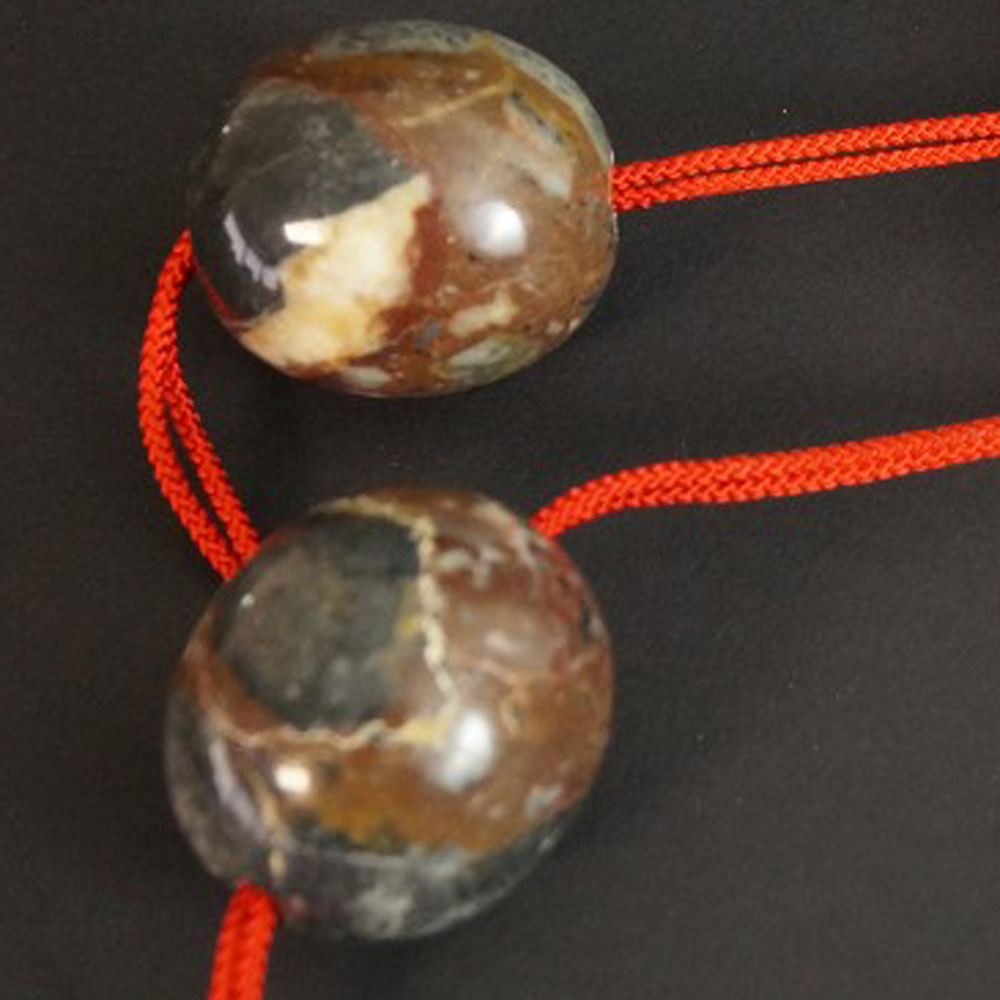 Fuchin Schmuckgewichte für Kakemono - Marmor oval, rote Quasten