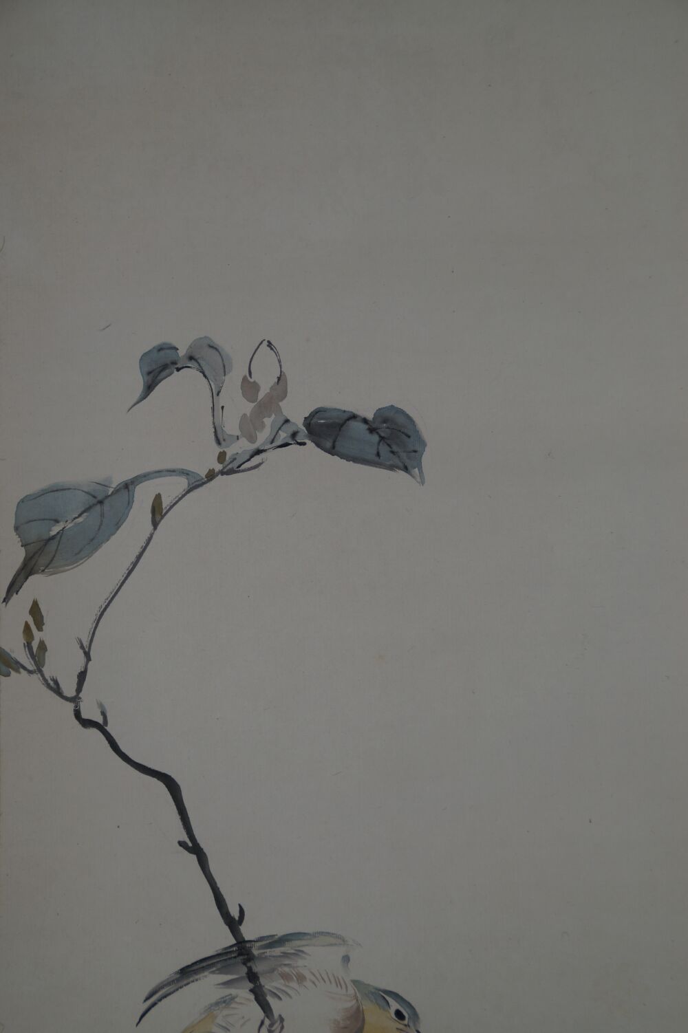 Detailansicht von Zweig und Blaettern des Kamelienastes im Kakemono Singvogel auf bluehendem Kamelienast