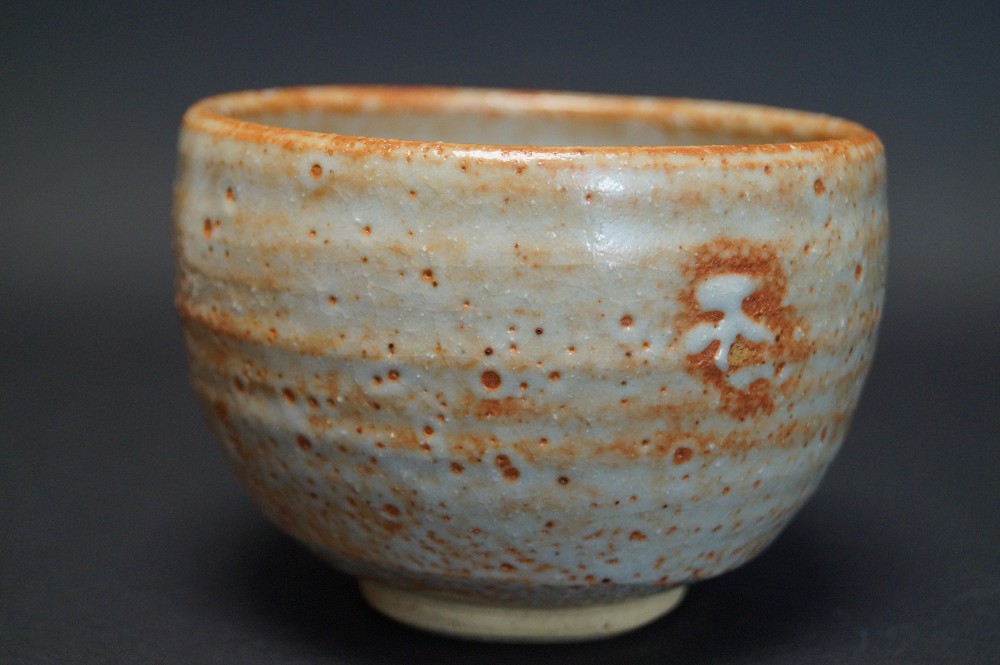 Czarka do herbaty chawan z ceramiki Shino widok od tyłu