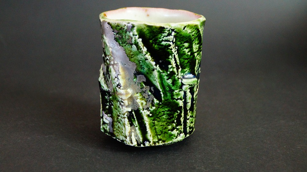 Yunomi Teeschale aus Oribe-Keramik von Kawachi Hidetoshi Seitenansicht 2