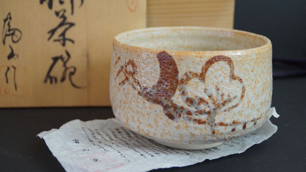 Chawan aus Shino-Keramik neben der signierten Aufbewahrungsbox und dem Echtheitszertifikat