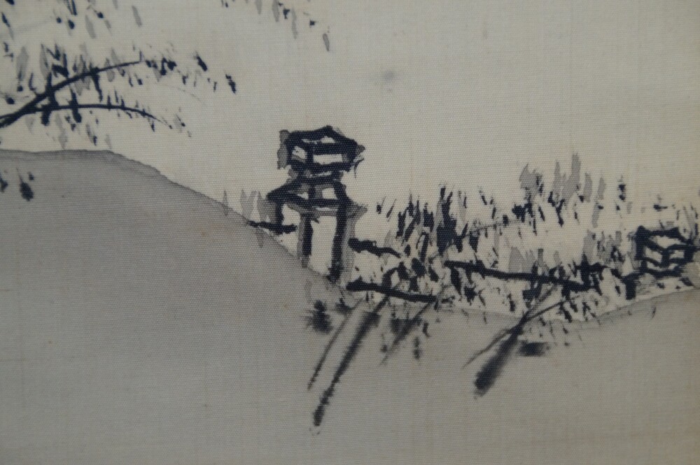 Nahaufnahme einer Steinlaterne zwischen Straeuchern im Tal im Kakemono Begegnung am Rand des Wasserfalls von Yagioka Shunzan