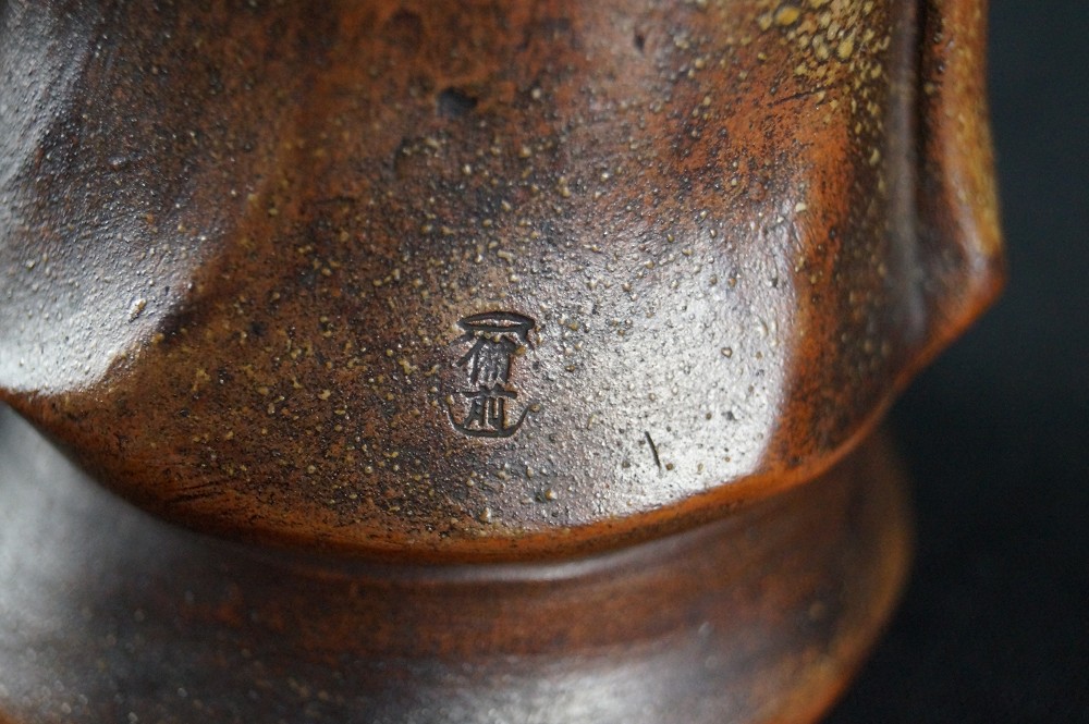 Kannon Figur Bizen Keramik Toepfermarke Nahaufnahme