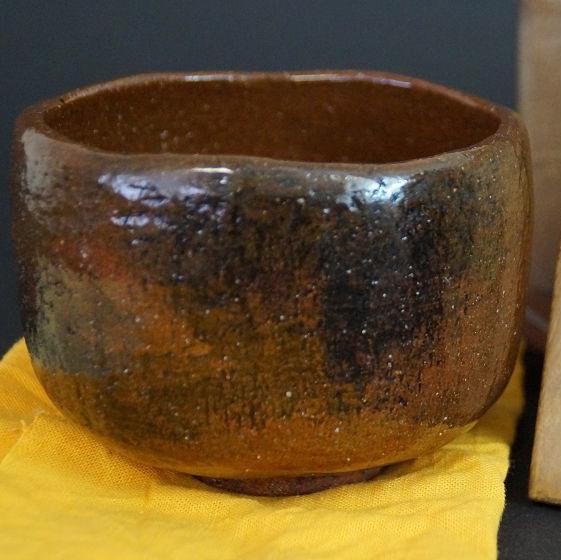 Chawan aus Ohi-Keramik von Choami Ohi mit honigbrauner Ame-Glasur vor der Aufbewahrungsbox