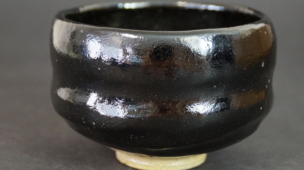 Autre vue de côté du chawan en céramique Raku avec glaçure noire