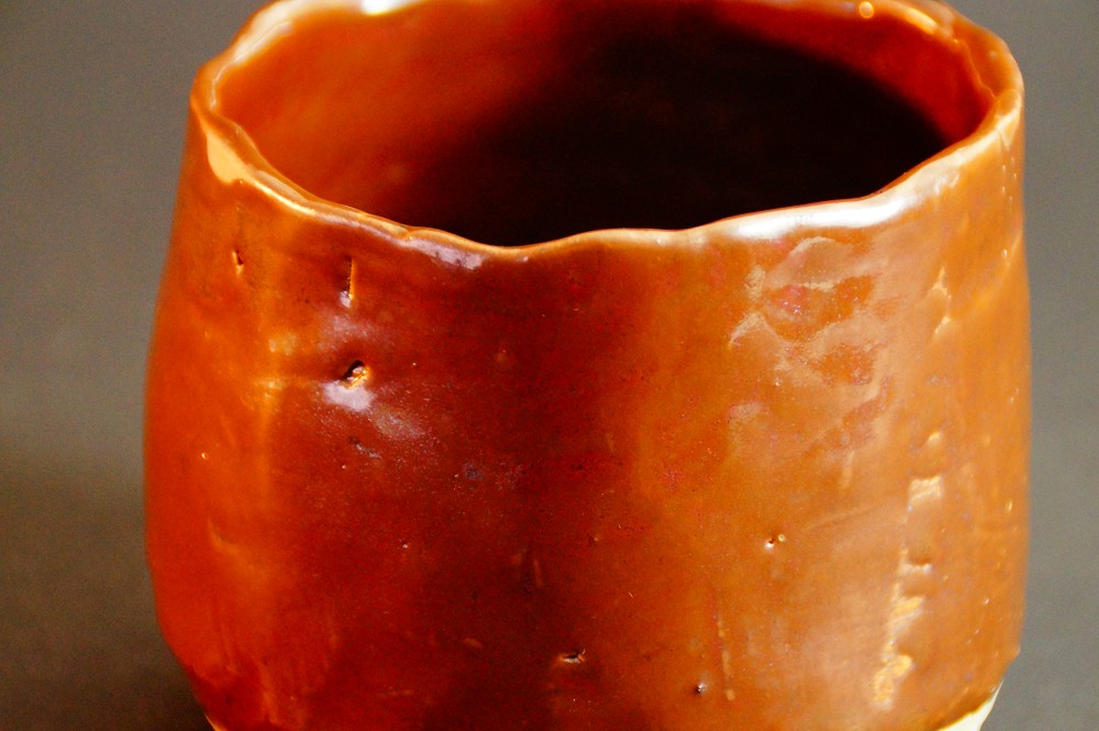 Cuenco de té chawan de cerámica de Seto de Cho Sojo primer plano del esmalte