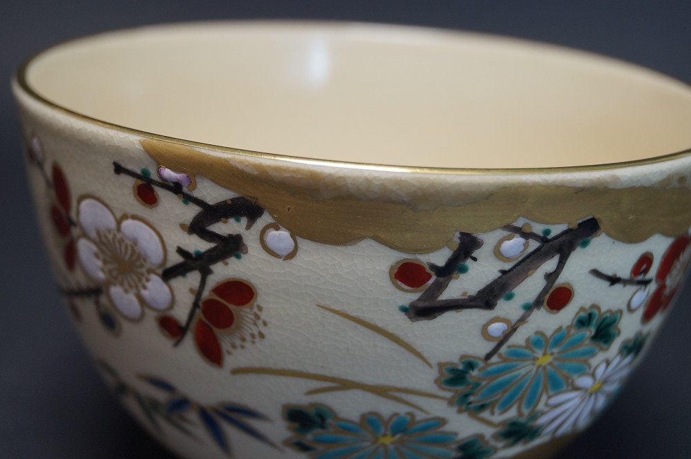 Czarka do herbaty chawan autorstwa Kansai Tsuji złota obwódka z kwiatami śliwy zbliżenie