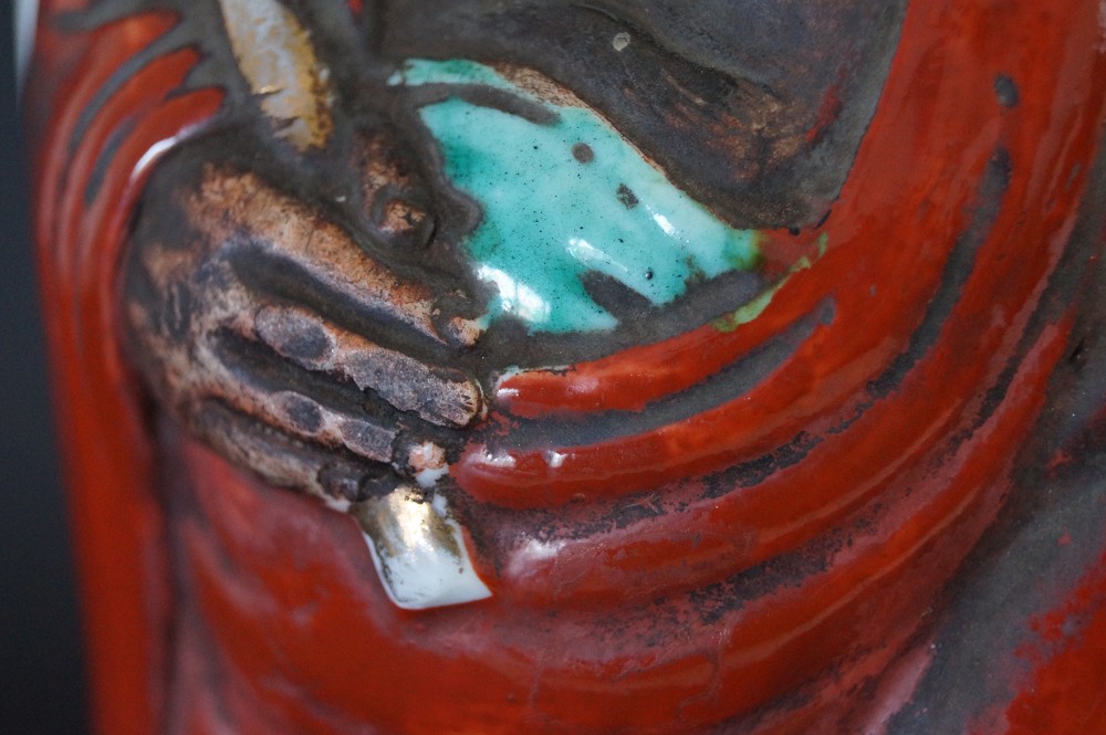 Bodhidharma Daruma Figur aus Kutani Porzellan Hand Nahaufnahme