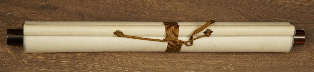 Kalligraphie Gelbe Blume und purpurne Blaetter Kakemono zusammengerollt
