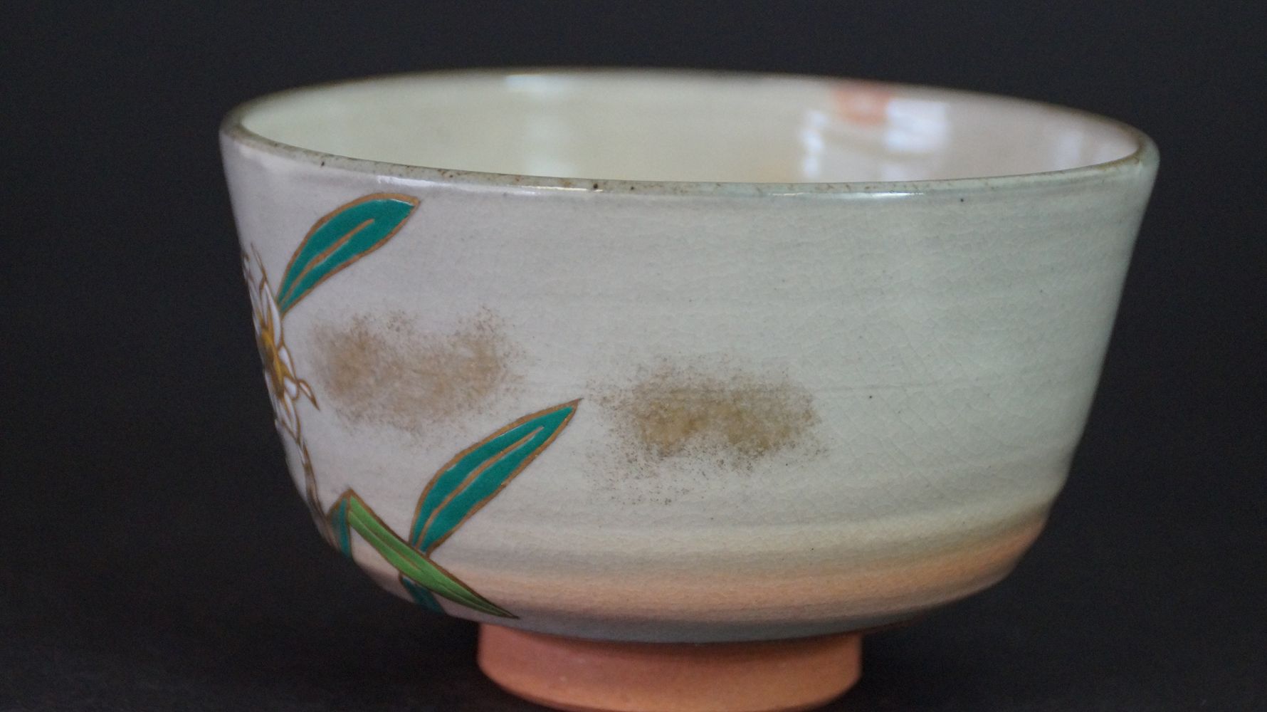 Weitere Ansicht der Chawan Teeschale aus Kyoto-Keramik mit Narzissenmotiv am Rand