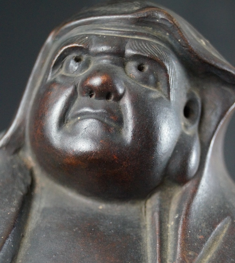 Bodhidharma Daruma grimmiger Blick Bizen Keramik Gesicht Nahaufnahme 3