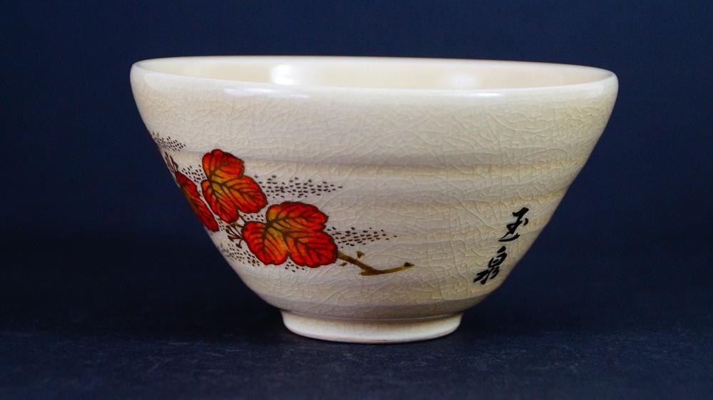 Chawan aus Satsuma-Keramik von Gyokusen Nozaki in der Frontalansicht mit craquelierter cremefarbener Glasur und handbemaltem Ahornblatt-Motiv