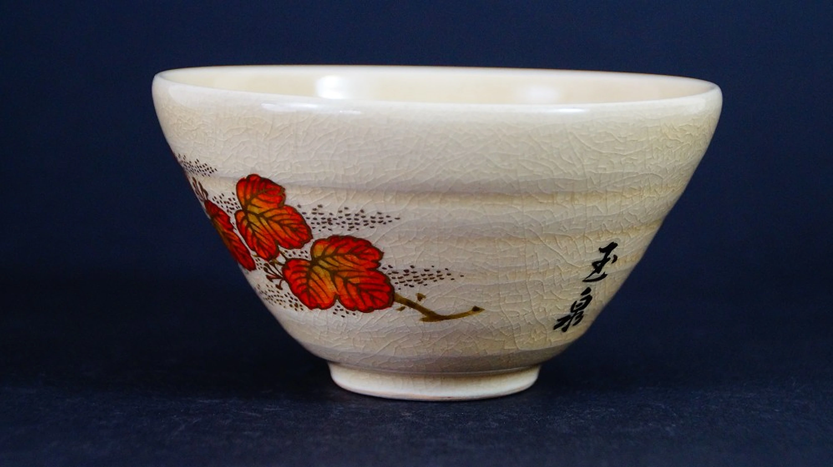 Chawan in ceramica di Satsuma di Gyokusen in vista frontale con smalto craquelé color crema e motivo di foglia d'acero dipinto a mano
