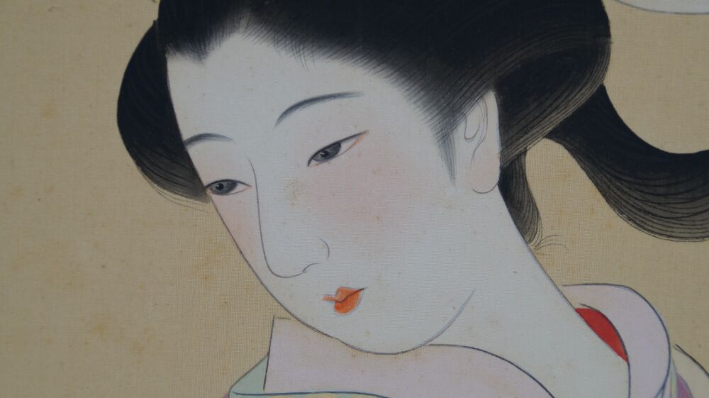 Gros plan sur le visage de la jeune femme dans le kakemono jeune femme devant son armoire à kimono