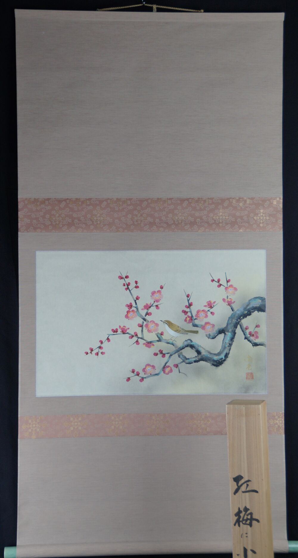 Kakemono Singvogel am bluehenden Pflaumenbaum von Ogawa Shodo in voller gerahmter Ansicht mit Aufbewahrungsbox