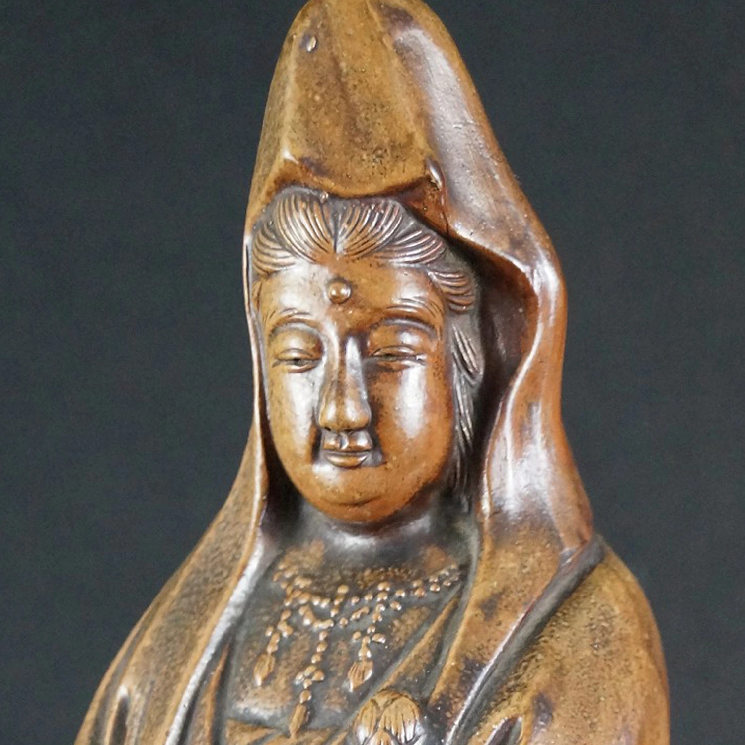 Figura de Kannon cerámica de Bizen motivo primer plano vista previa