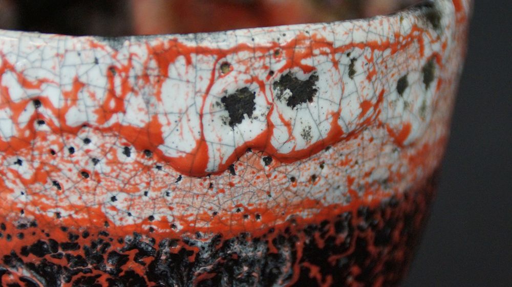 Weitere Nahaufnahme des gesprenkelten Randes der Chawan Teeschale aus Raku-Keramik