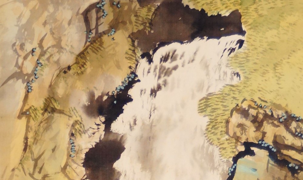 Kakemono von Yamamoto Shunkyo: tosender Wasserfall zwischen Felsen, in Farbe auf Seide.