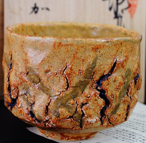Chawan aus Seto-Keramik von Takamichi Kato mit ockerfarbener, tief rissiger Glasur vor der Aufbewahrungsbox