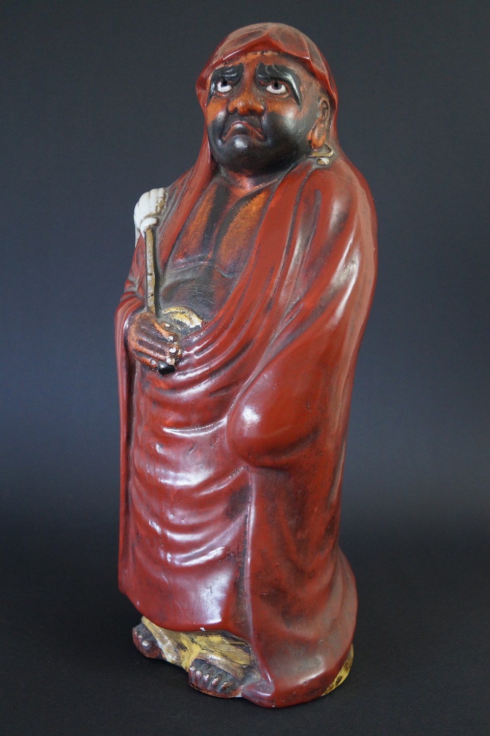 Daruma Figur aus Kutani Porzellan Frontalansicht