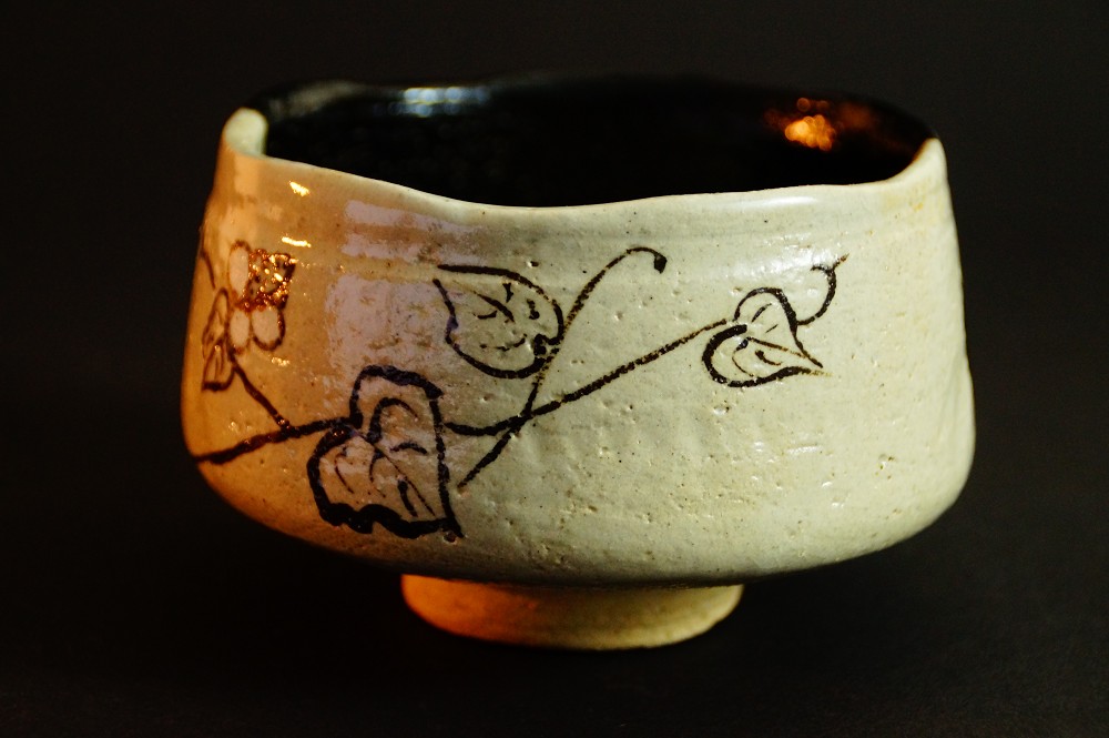 Chawan Teeschale mit Blumenmotiv aus Oribe-Keramik Seitenansicht 2