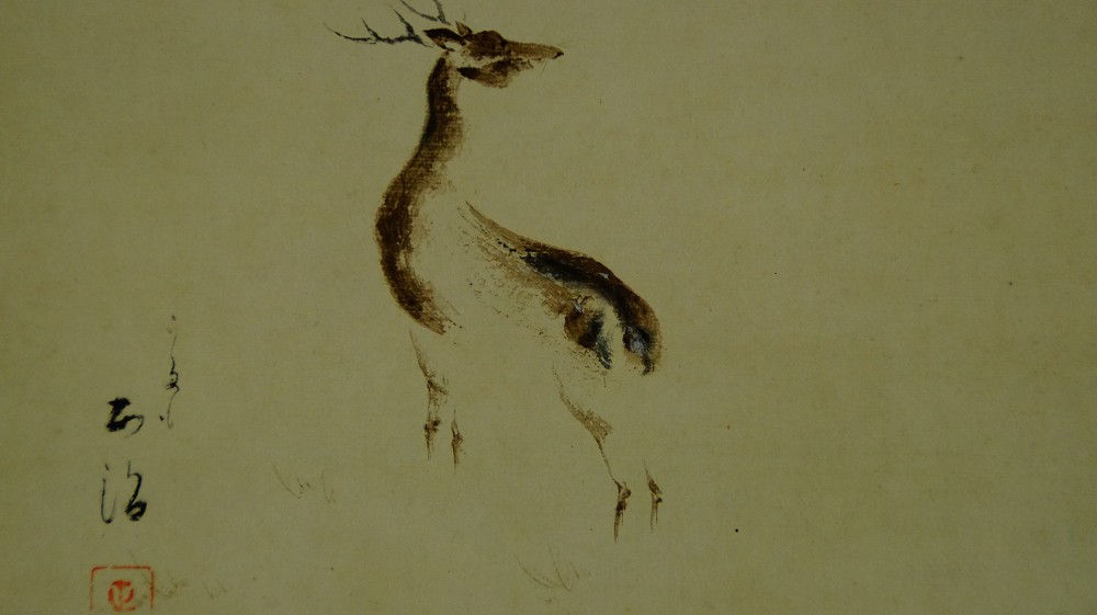 Nahaufnahme des stehenden Hirschen mit Geweih auf dem Kakemono