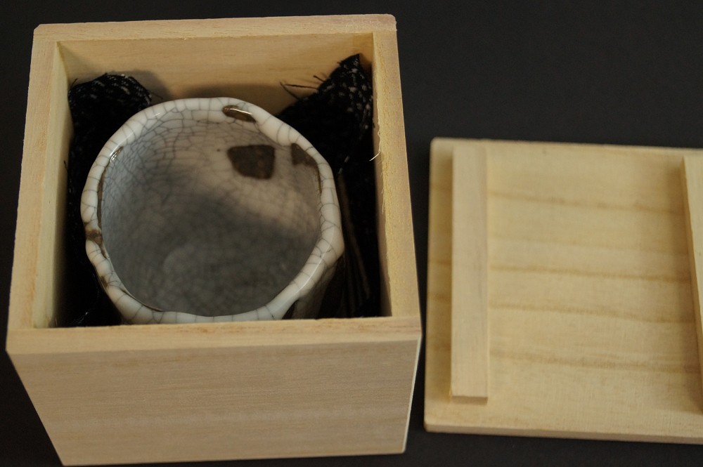Guinomi Shino di Bunga Yamamoto in scatola di conservazione