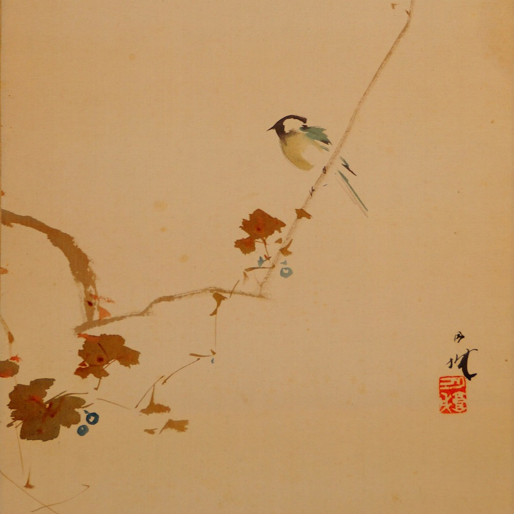 Ein kleiner Singvogel sitzt auf einem duennen Rebzweig mit roten und blauen Beeren im Kakemono von Mori Getsujo