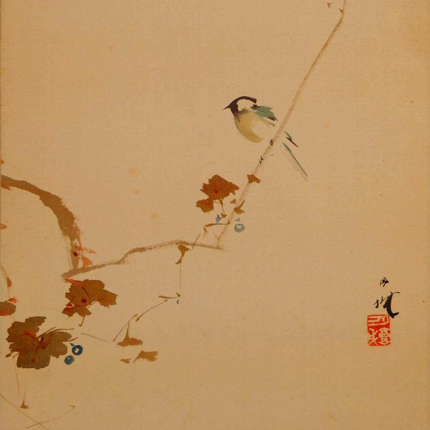 Ein kleiner Singvogel sitzt auf einem duennen Rebzweig mit roten und blauen Beeren im Kakemono von Mori Getsujo
