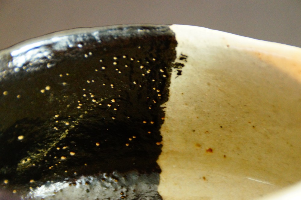 Chawan Teeschale mit Blumenmotiv aus Oribe-Keramik Glasur Nahaufnahme