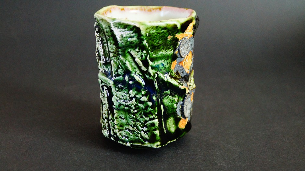 Yunomi Teeschale aus Oribe-Keramik von Kawachi Hidetoshi Seitenansicht 3