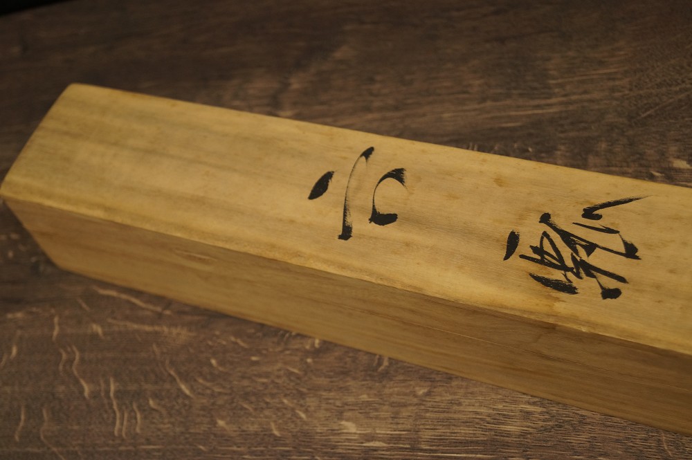 Holzbox mit Tuschebeschriftung Aufbewahrungsbox Nahaufnahme