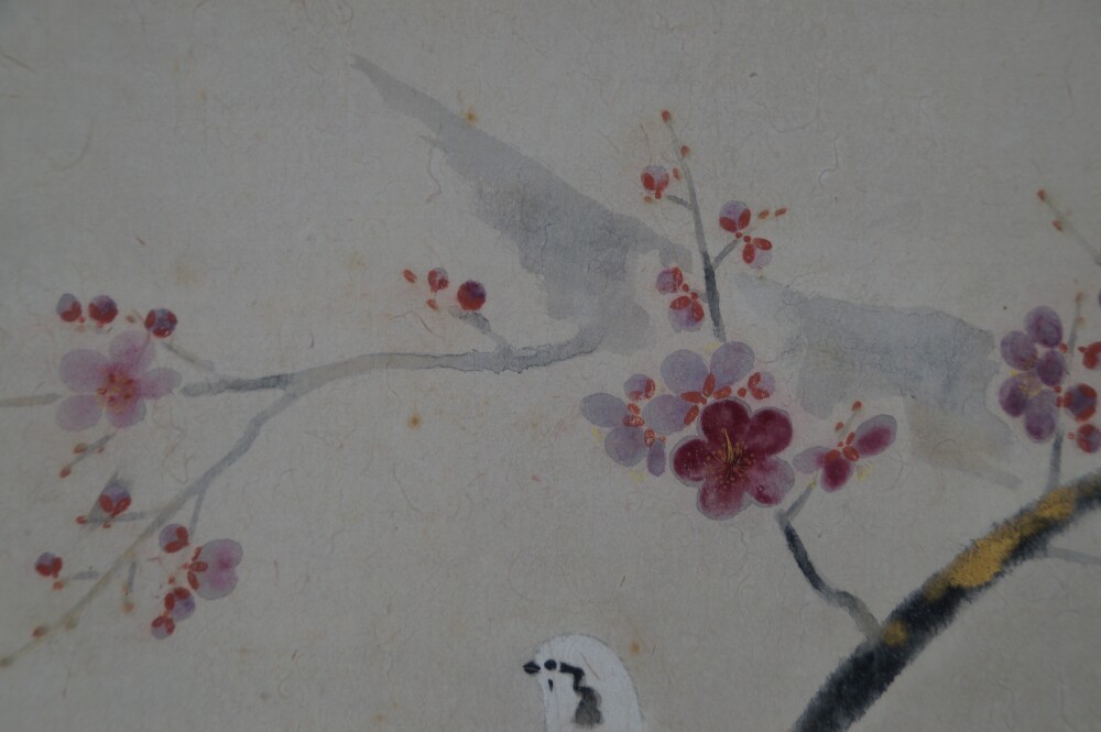 Weitere Nahaufnahme der Pflaumenblueten mit dem Vogel am unteren Bildrand im Kakemono Pflaumenblueten im leisen Fruehlicht von Tokuoka Shinsen