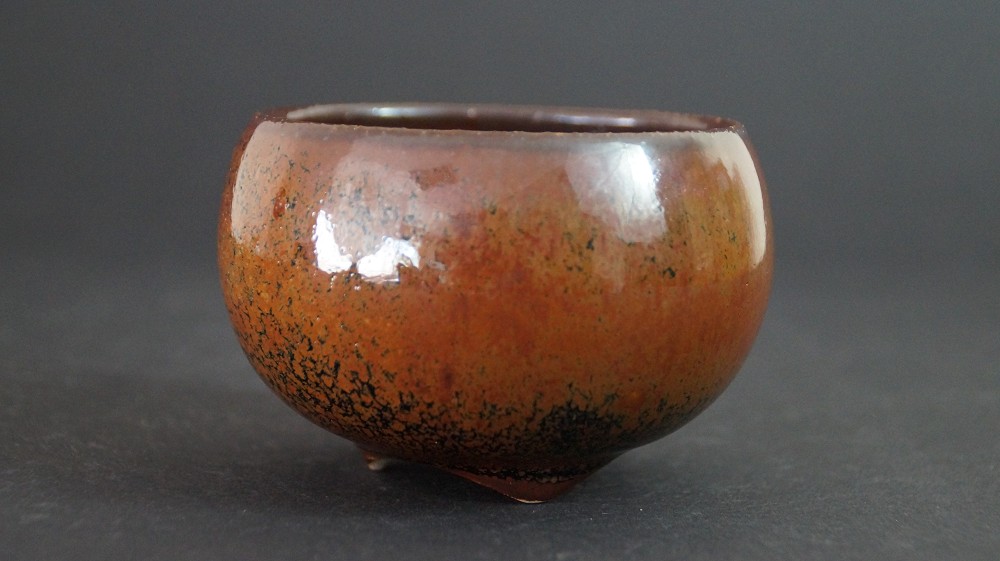 Seitenansicht des Chawan mit brauner Tenmoku-Glasur und schwarzer Sprenkelung von Kurokawa Seisetsu