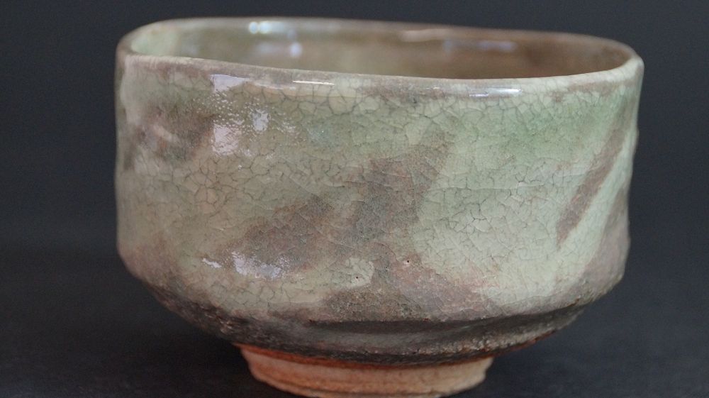 Weitere Ansicht der Rueckseite der Chawan aus Kyoto-Keramik mit craquelierter Glasur