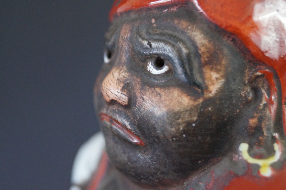 Bodhidharma Daruma Figur aus Kutani Porzellan Gesicht Nahaufnahme 1