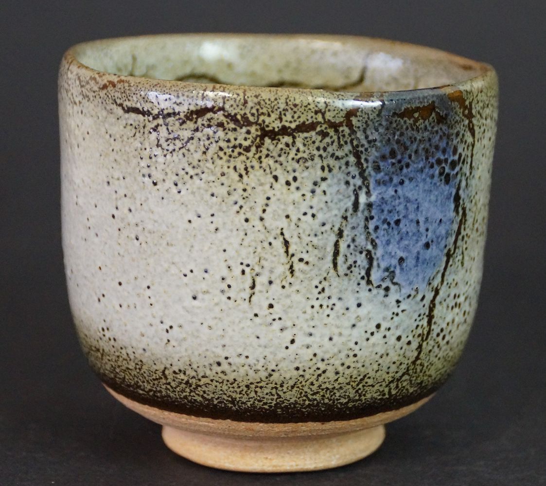 Weitere Ansicht der Chawan Teeschale aus Kyoto-Keramik mit blauem Glasurfleck und feiner Craquelé-Struktur