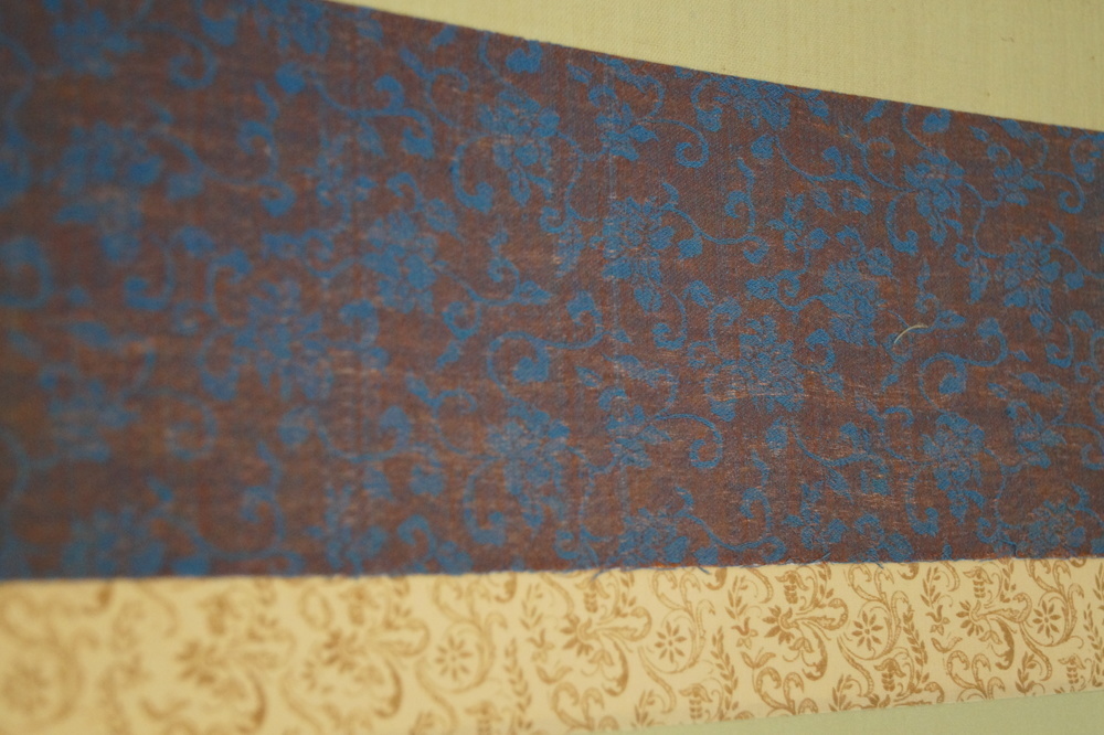 Landschaft mit Wassermuehle und Wasserfaellen Nahaufnahme der blau-braunen Stoffmontierung Montierungsdetail