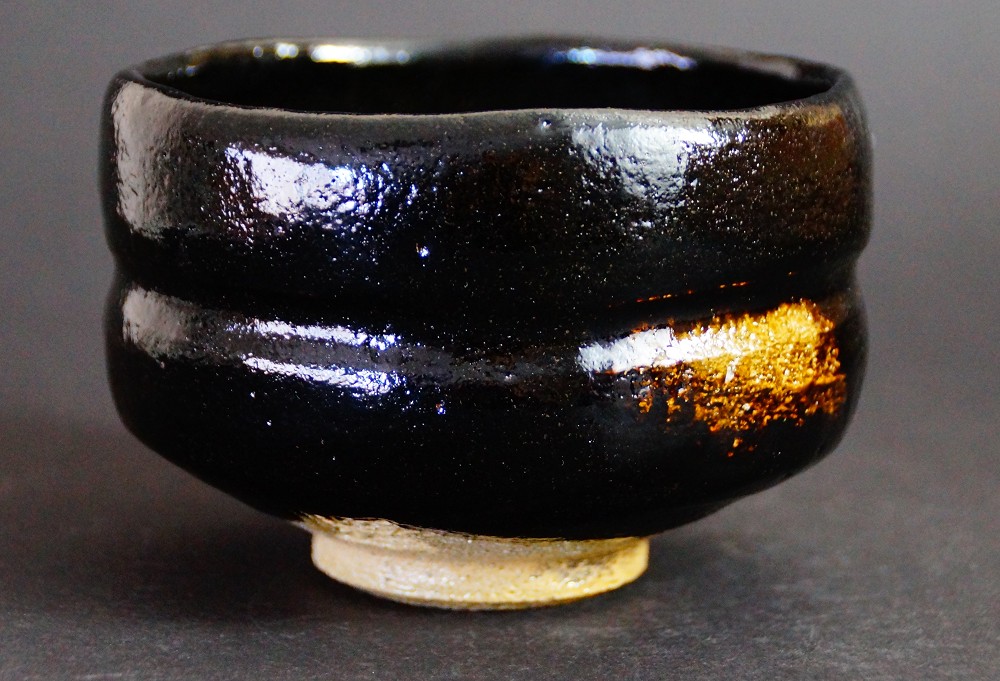 Chawan Teeschale aus Raku-Keramik von Shoraku Sasaki Frontalansicht