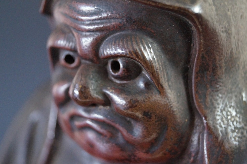 Bodhidharma Daruma Figur aus Bizen Keramik Gesicht Nahaufnahme 2