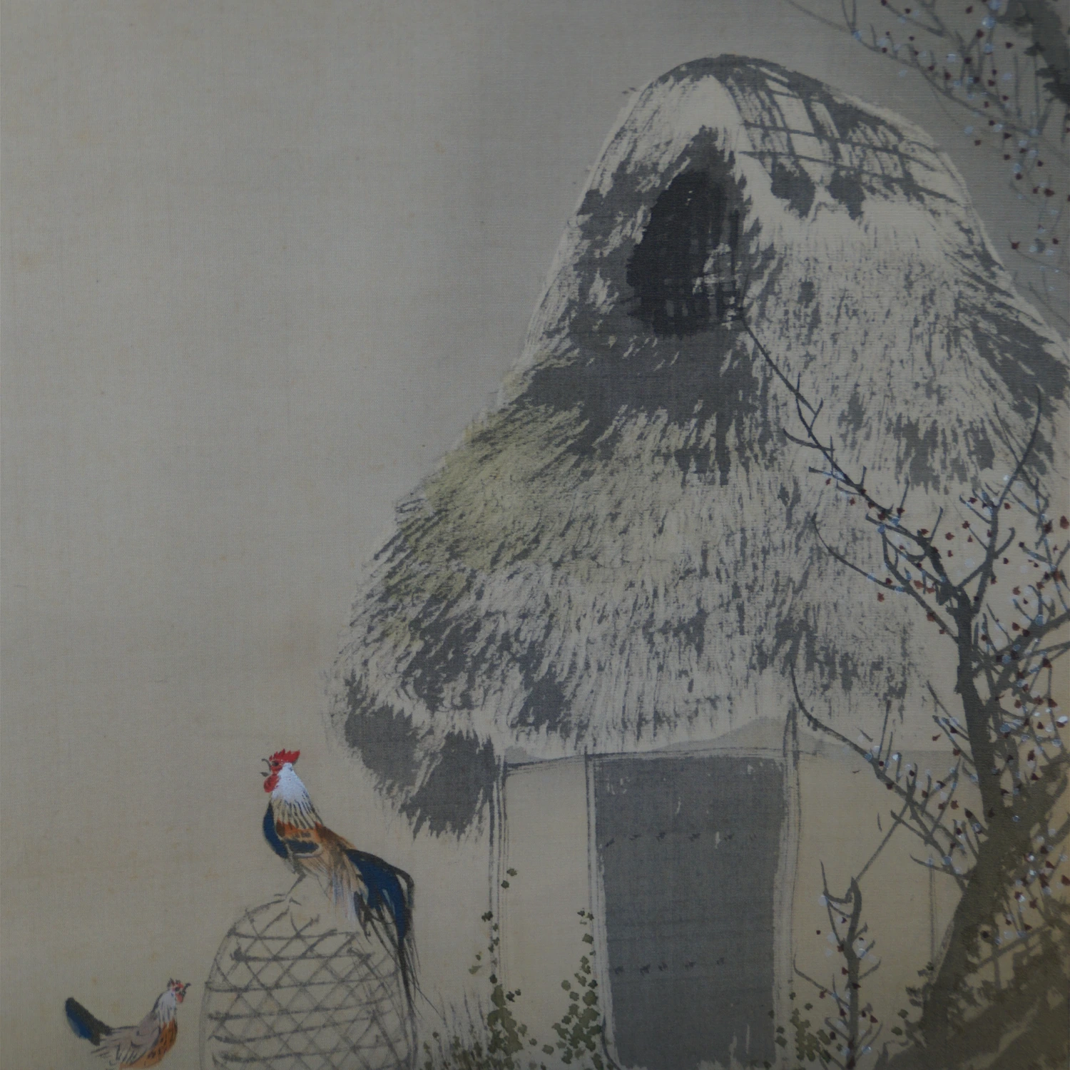 Gesamtmotiv des Kakemono Hahn und Pflaumenblueten mit Hahn und Henne vor verschneiter Strohhuette, ohne Rahmung