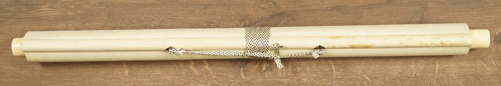 Einsiedler mit kleinem Drachen Tanaka Koga zusammengerollt