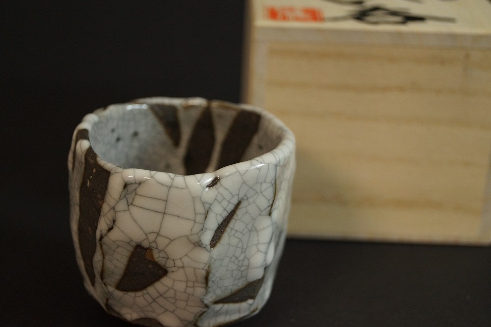 Coppa da sake accanto alla scatola di conservazione con sigillo rosso vista frontale con scatola di conservazione 1