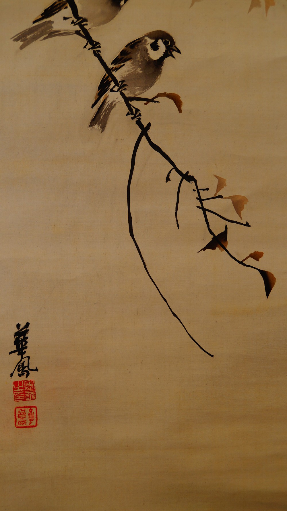 Nahaufnahme des unteren haengenden Astes mit Ginkgoblaettern im Kakemono Eule und Spatzen von Nakajima Kaho