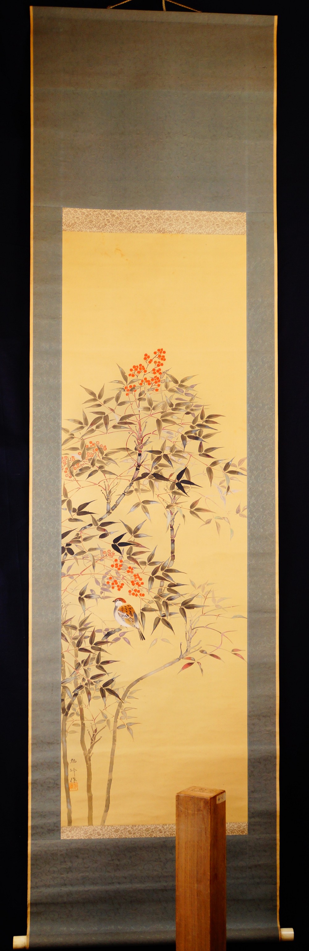 Naturstille als Kakemono von Mikami Kyokuho in der Gesamtansicht mit graugruener Randmontierung
