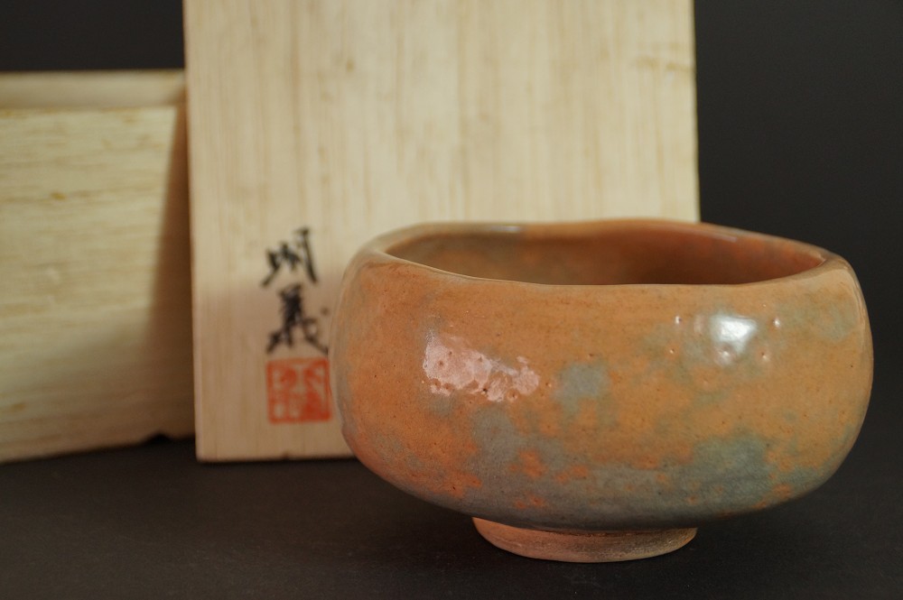 Chawan aus Kyoto-Keramik vor der beschrifteten Aufbewahrungsbox mit sichtbarem Siegel