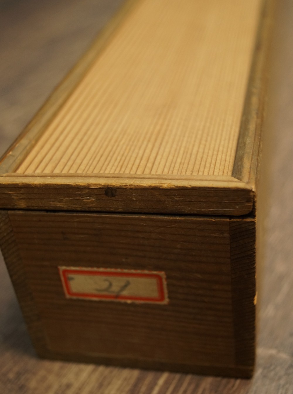 Aufbewahrungsbox mit Nummernetikett Nahaufnahme