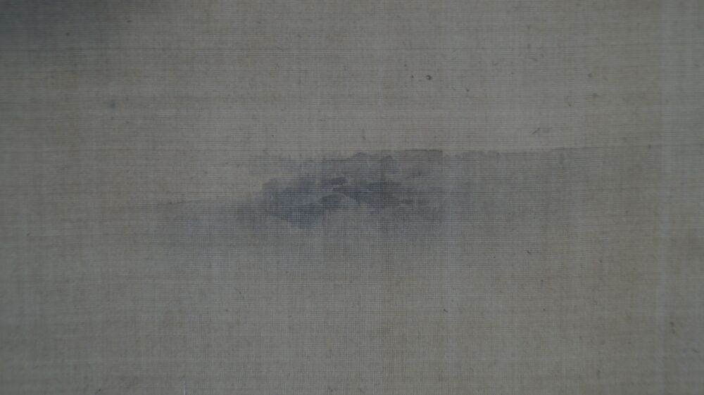 Ulteriore primo piano dello strato di nuvole delicatamente lavato nel kakemono Fuji tra le vette avvolte dalle nuvole
